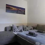 Friedrich Schiller, 2 Schlafzimmer, Balkon,kostenloses Wifi, Naehe Zentrum, דירה יינה