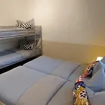 Friedrich Schiller, 2 Schlafzimmer, Balkon,kostenloses Wifi, Naehe Zentrum, דירה יינה