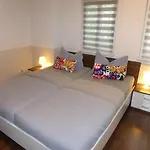 Friedrich Schiller, 2 Schlafzimmer, Balkon,kostenloses Wifi, Naehe Zentrum, דירה יינה