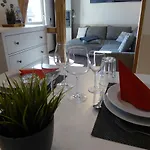 Friedrich Schiller, 2 Schlafzimmer, Balkon,kostenloses Wifi, Naehe Zentrum, יינה