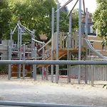 Ferienwohnung Friedrich Schiller, 2 Schlafzimmer, Balkon,kostenloses Wifi, Nahe Zentrum, Lägenhet