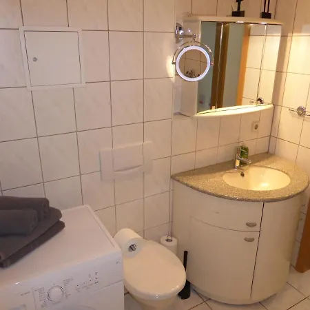 Ferienwohnung Friedrich Schiller, 2 Schlafzimmer, Balkon,kostenloses Wifi, Nahe Zentrum, *