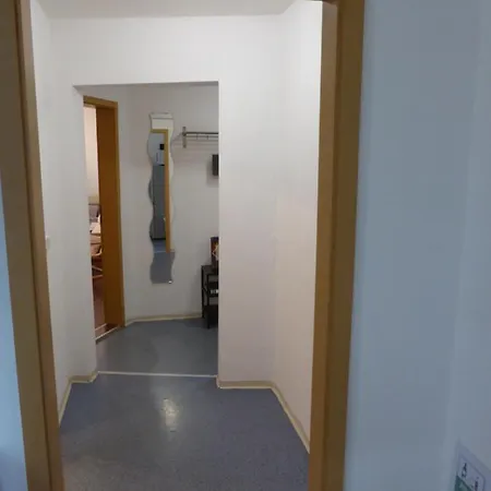 Apartment Ferienwohnung Friedrich Schiller, 2 Schlafzimmer, Balkon,kostenloses Wifi, Nahe Zentrum, *