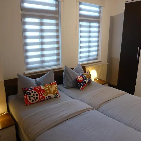 Apartment Ferienwohnung Friedrich Schiller, 2 Schlafzimmer, Balkon,kostenloses Wifi, Nahe Zentrum, *