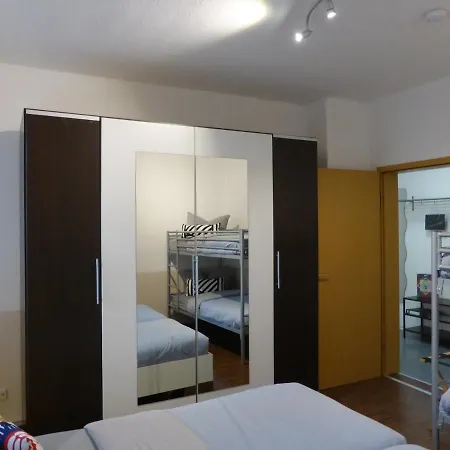 Ferienwohnung Friedrich Schiller, 2 Schlafzimmer, Balkon,kostenloses Wifi, Nahe Zentrum, Apartment