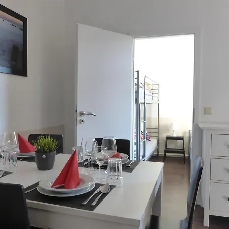 Ferienwohnung Friedrich Schiller, 2 Schlafzimmer, Balkon,kostenloses Wifi, Nahe Zentrum, *