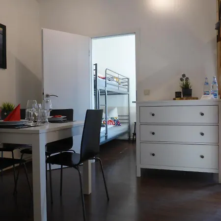 Ferienwohnung Friedrich Schiller, 2 Schlafzimmer, Balkon,kostenloses Wifi, Nahe Zentrum, *