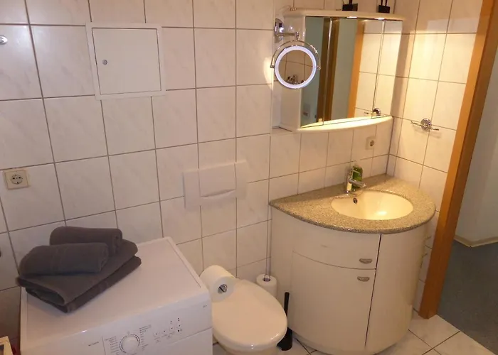 Ferienwohnung Friedrich Schiller, 2 Schlafzimmer, Balkon,kostenloses Wifi, Nahe Zentrum, *