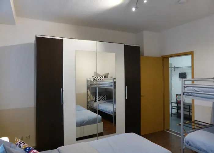 Ferienwohnung Friedrich Schiller, 2 Schlafzimmer, Balkon,kostenloses Wifi, Nahe Zentrum, Lägenhet